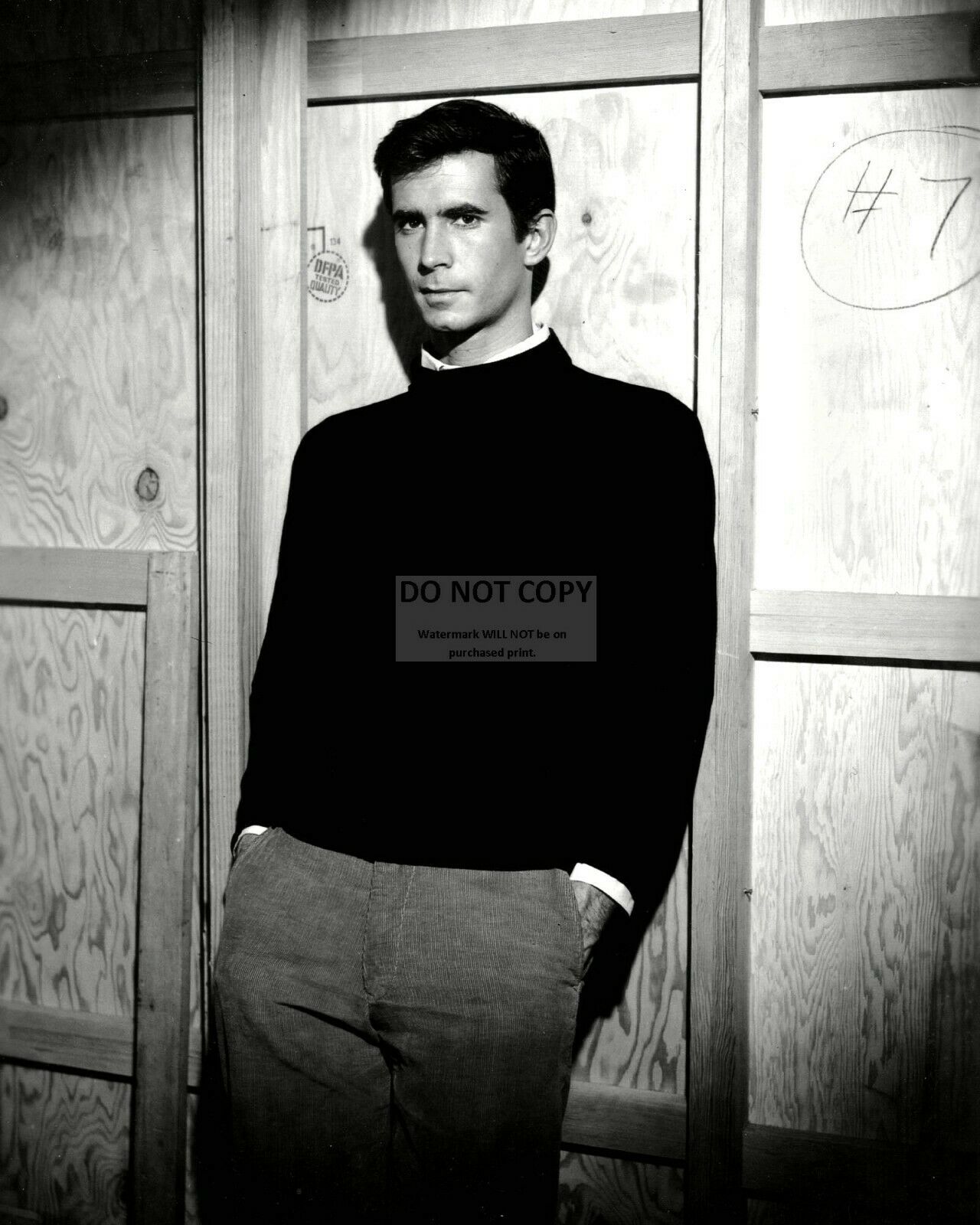 Anthony Perkins Backstage On The Set Of "psycho" - 8x10 Publicity Photo (dd-122)